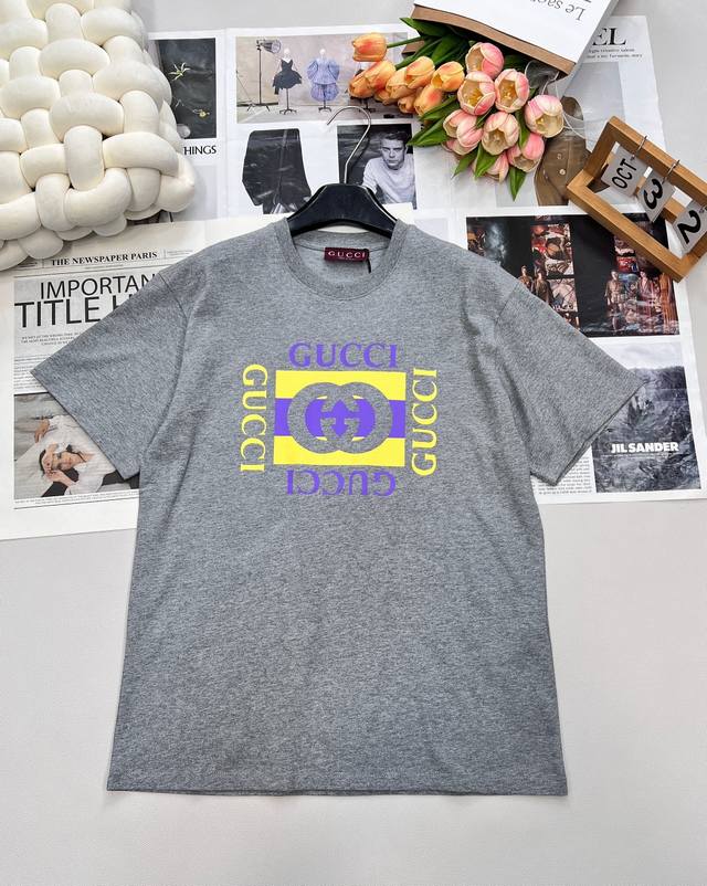 Gucci25Fw早秋新款方块字母印花圆领短袖T恤丨独家高版出品！常规短袖T恤裁剪 凸显品牌格调 采用克重纯棉制成 垂坠感十足 呈现显瘦视觉效果 胸前利用印花工