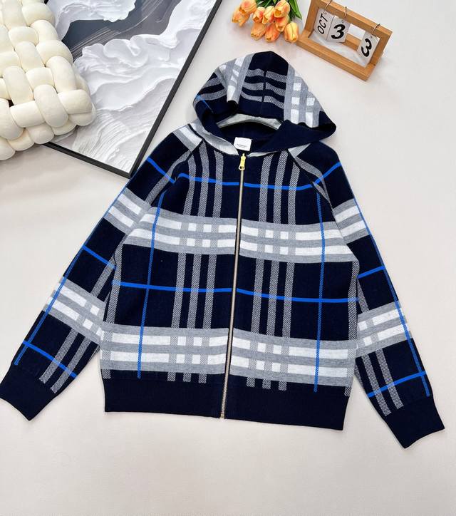 Burberry 秋冬新品复古英伦风双面穿战马图案羊毛开衫 定制原版羊毛针织材质 质感舒适 亲肤保暖 连帽拉链卫衣版型 穿脱方便 松弛感拉满 双面穿经典格纹针织