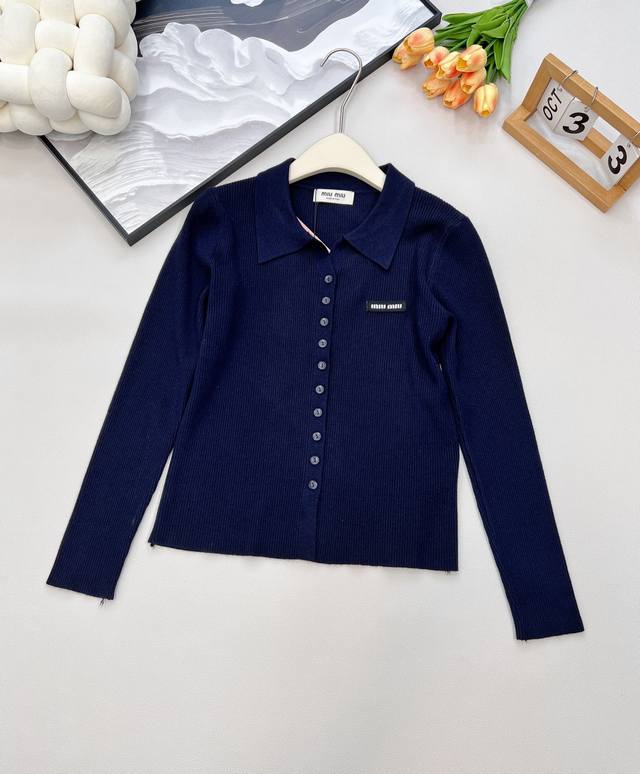 Miumiu2025Ss新款素色翻领百搭针织开衫，定制Yb羊毛纱线织造 质感高级 舒适柔软 翻领针织开衫剪裁 通体细密竖坑条针织肌理 配合开领露肤 轻松显瘦 突