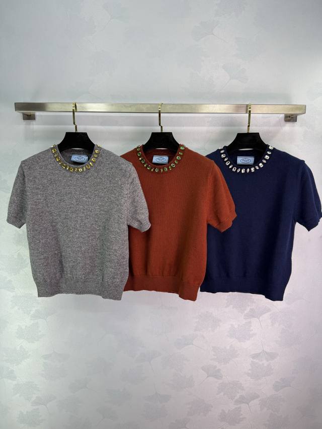 prad* 2025秋冬新款重工领口水钻针织短袖！定制羊毛针织材质织造 质感高级 细腻柔软 通体利用纯色细密针肌理 搭配领口黄宝石镶钻点亮设计 整体简单高级 凸