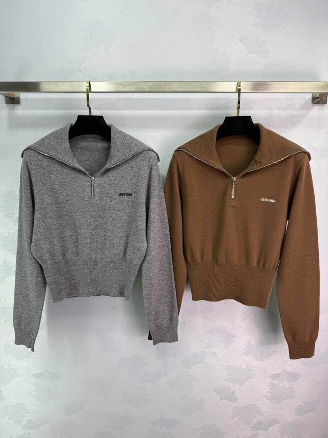 Miu*25秋冬新款翻领针织衫，柔软针织材质，保暖又舒适~短款设计+半拉链翻领，时尚感满分，胸前品牌刺绣超精致。搭配高腰裤或裙装都很出彩，通勤休闲都能轻松驾驭，