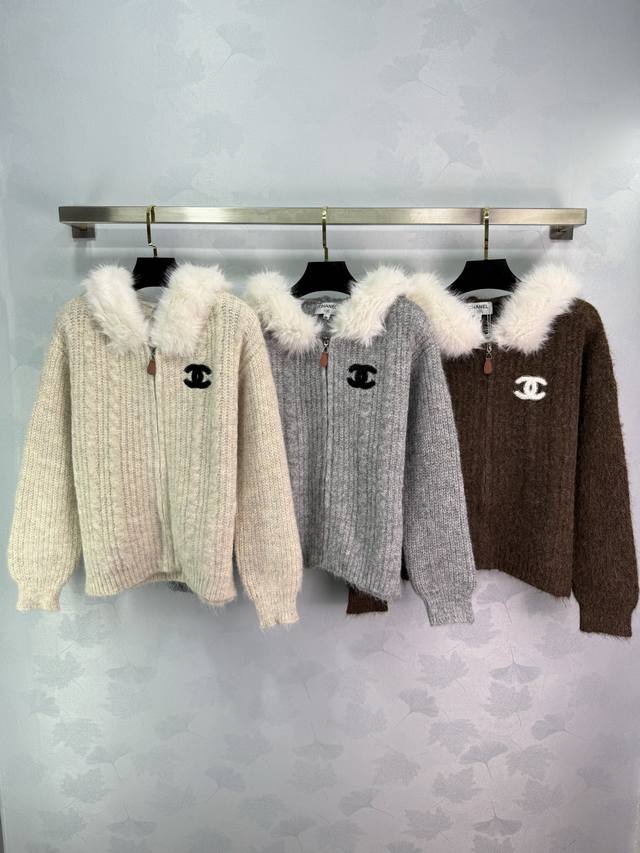 Ch*25秋冬新款连帽针织开衫，毛绒翻领+经典双C标志，奢华感满满针织面料柔软，秋冬穿超舒服，拉链设计方便穿脱，毛绒领保暖又时髦，通勤休闲都能轻松驾驭，搭配高腰