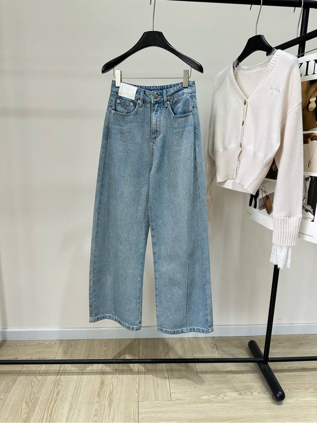 Ann浅蓝满烫钻牛仔长裤 .，面料，牛仔棉 颜色：浅蓝 Annandelman浅蓝色爆闪牛仔裤 这条浅蓝色爆闪牛仔裤 裤身点缀亮片和钻饰，视觉超吸睛计 宽松阔腿