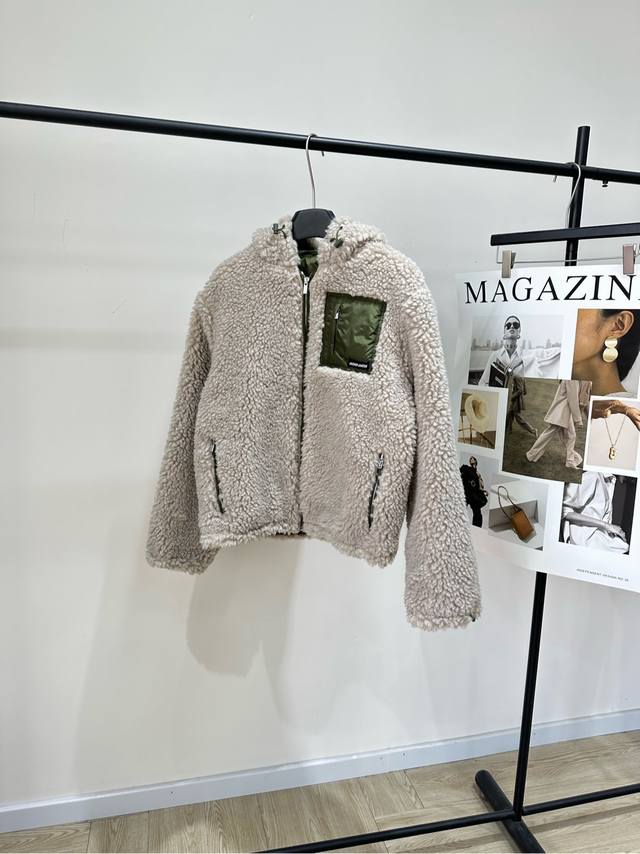 M燕麦色连帽羊羔毛连帽外套 ，面料：羊羔毛+聚酯纤维 内里夹棉 颜色：燕麦色 Miu泰迪绒外套，柔软羊羔毛材质 保暖又轻盈，秋冬穿超合适 军绿色口袋+金属拉链，