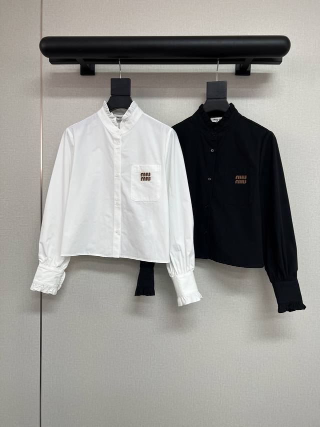 高品质Miumiu2026早春新款 立领木耳边衬衫 胸前口袋点缀字母微标 袖口木耳边设计增加俏皮活泼 搭配半裙 裤子都好看 洋气又时髦 两色Sml