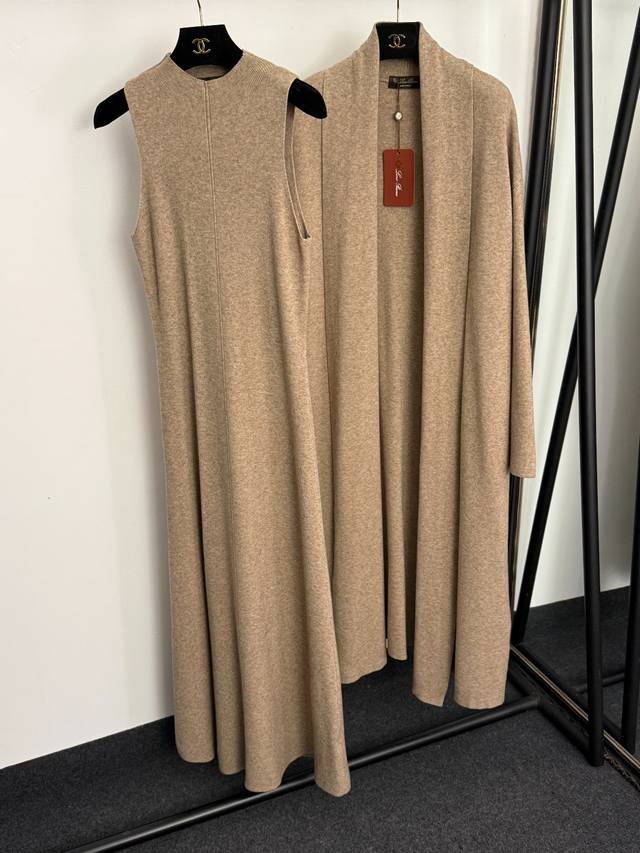 款号20257421 Loro piana*Lp新款针织套装，长款长袖针织开衫+针织无袖背心连衣裙，卡其色，咖啡色，灰色，黑色，S-Xl， M码：胸围74，长1