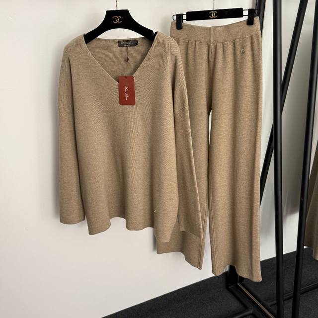 款号20257417 Loro piana*Lp新款套装，金属圈圈装饰 V领长袖针织衫上衣+高腰针织长裤，卡其色，黑色，酒红色，灰色，红色，棕色，咖啡色，S-X