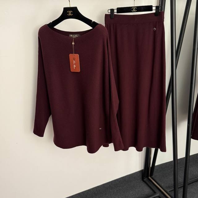 款号20257416 Loro piana*Lp新款针织套装，金属圈圈装饰 一字领蝙蝠长袖宽松慵懒针织衫上衣+高腰针织半裙，杏色，酒红色，灰色，黑色，深咖色，棕