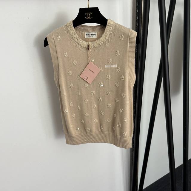 款号20257413 Miumi*新款 Logo字母重工钉珠羊毛针织背心，杏色，Sml， M码：胸围80，长53；重量：0.195Kg .