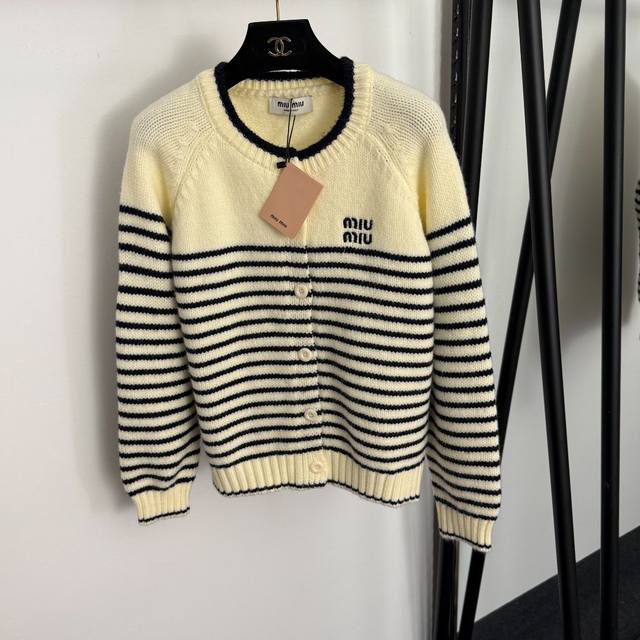 款号20257404 Miumi*新款Logo刺绣拼色条纹长袖羊毛针织开衫，黑色，红色，36 38 40， 38码：胸围102，袖长63，长57；重量：0.56