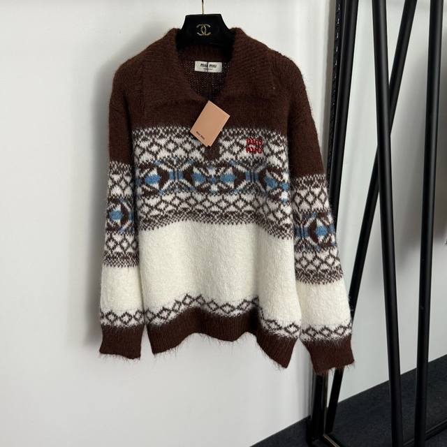 款号20257402 Miumi*新款 Logo刺绣字母 撞色提花半拉链翻领长袖羊毛马海毛毛衣针织衫上衣，白色，咖色，灰色，36 38 40， 38码：肩宽51