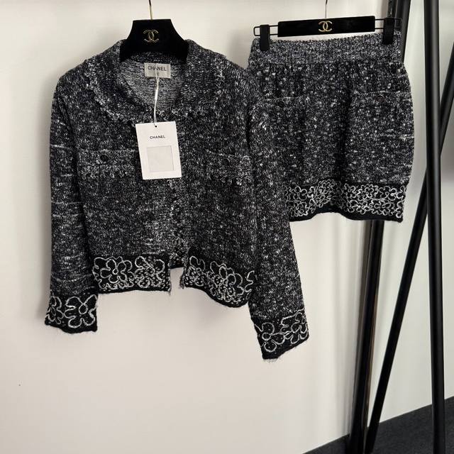款号20257358 Chane*新款套装，小花刺绣下摆翻领长袖针织开衫上衣+包臀针织短半裙，黑色， 均码：肩宽42，胸围104，袖长51，长47；腰围60弹力