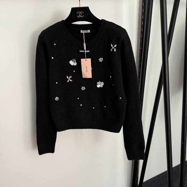 款号20257353 Miumi*新款 亮片钉钻领标字母套头长袖针织衫，杏色，粉色，黑色， 均码：肩宽39，胸围92，袖长63，长52；重量：0.290Kg .