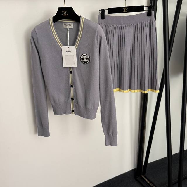 款号20257351 Chane*新款套装，小香钉珠Logo刺绣V领长袖针织开衫+高腰针织百褶短半裙，灰色，蓝色，Sml， M码：胸围88，袖长65，长51；腰