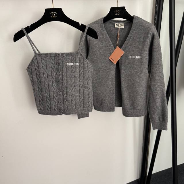 款号20257349 Miumi*新款套装，字母Logo刺绣V领长袖针织开衫+麻花针织吊带背心，杏色，灰色， 均码：肩宽36，胸围86，袖长57，长52；胸围7