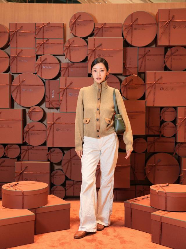 Loro pi*Na 25Fw秋冬新款 老钱质感的羊绒+麂皮针织开衫丨独家Yb开发！高版出品！100%羊绒标志性的细腻绒感，软而不塌，后幅 门襟拼麂皮：绒面肌理