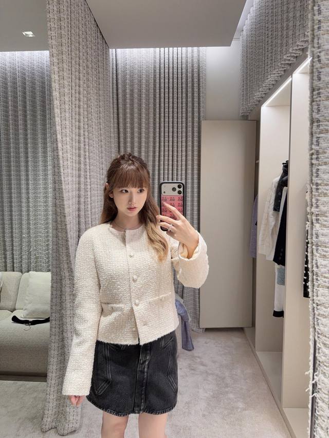 Cha*El 25K高级手工坊系列 燕麦色双口袋粗花呢夹克外套丨独家Yb开发！高版出品！燕麦色粗花呢基底自带暖糯松弛感，珍珠纽扣+双贴袋是标志性的精致细节，短款