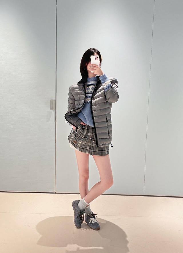 Miumi* 25Fw秋冬新款 复古学院风格纹松紧腰半裙丨独家Yb开发！高版出品！灰调格纹+法兰绒质感自带复古氛围，松紧腰+单排扣设计兼顾舒适与甜妹感，裙摆的M