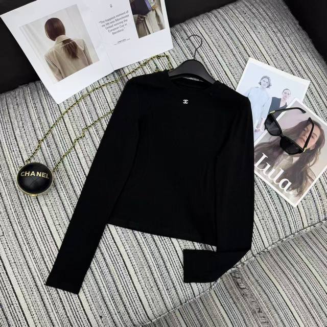 强烈推荐 25年早秋系列 Cha*新款圆领长袖上衣 钻双C Logo点缀 两色Sml .