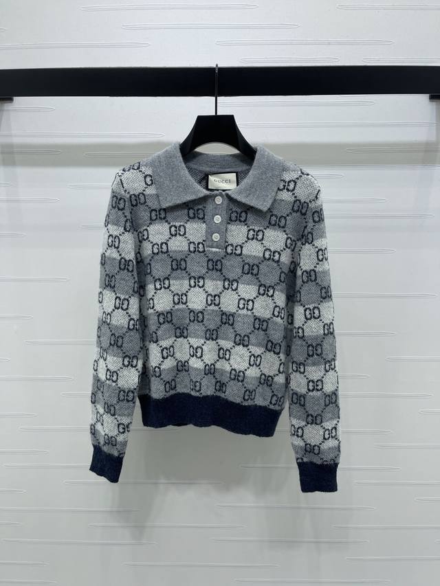 上新原单高端品质Gucc* 2025秋冬新款系列！翻领条纹针织长袖！定制羊毛纱线织造 质感高级舒适 常规针织长袖剪裁 通体撞色条纹交织搭配双G菱格字母叠合 亮眼