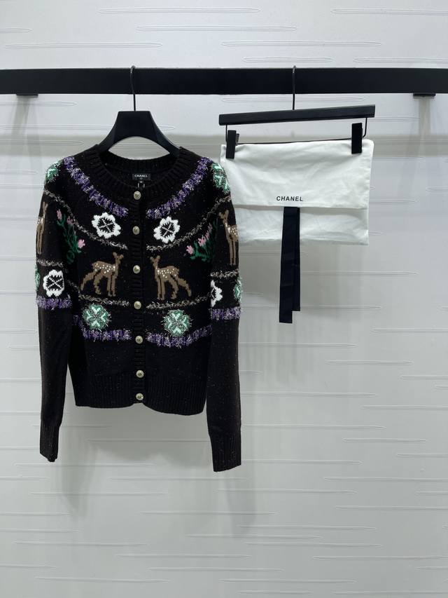 上新原单高端品质 Chane* 2025秋冬最新系列！重工钩花圆领针织开衫！25Coco圣诞滑雪系列 定制Yb羊绒针织材质，质感高级，舒适柔软，圆领针织开衫，纽