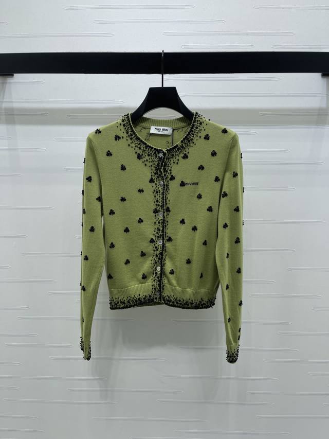 上新原单高端品质 Miumi*2025秋冬最新系列！亮片钉珠针织开衫！定制羊绒纱线织造，密度细针织造，清晰毛感肌理，舒适亲肤，圆领正肩开衫剪裁，胸口字母徽标突出