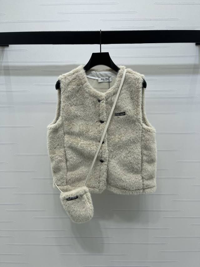 上新原单高端品质 Miumi*2025秋冬最新系列！仿皮草毛茸茸马甲外套！定制进口柔软仿毛材质 质感高级 毛流感密实柔顺超细腻 胸前撞色品牌字母贴布微标同系列斜