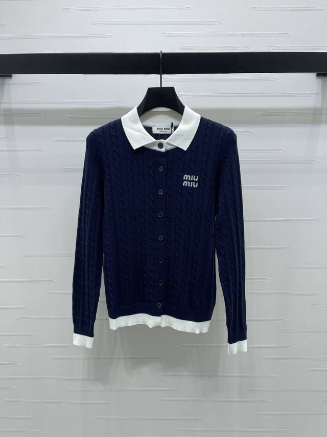 上新原单高端品质 Miumi*2025秋冬最新系列！麻花编织翻领长袖开衫！定制羊毛纱线织造 质感高级 舒适柔软 精致翻领针织长袖开衫剪裁 领边袖口衣摆撞色 突出