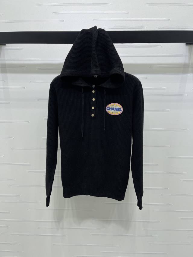 上新原单高端品质 Chane* 2025秋冬最新系列！针织连帽毛衣！定制羊毛针织材质 舒适柔软 贴身保暖 常用于胸前香家字母元素钩花做亮点 视觉丰富多彩 突显身