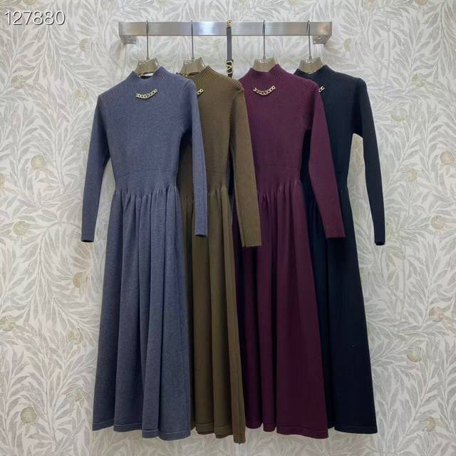 Va2026 Sp 羊毛混纺连衣裙 高领配链条装饰，羊毛混纺柔暖亲肤，收腰大摆显身形，多色适配通勤约会。颜色:下图四个颜色，面料:羊毛混纺面料 Smlxl .