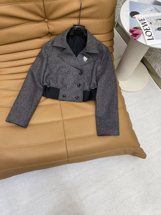 Av2026 Sp 羊毛呢短款西装 羊毛呢 面料挺括保暖，双排扣+收腰黑带，简约灰调配金属标，利落显气场，适配通勤休闲多场景。颜色:灰色，面料:羊毛呢面料 Sm