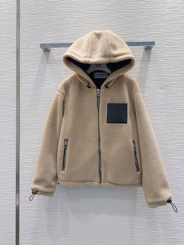 Loe W*E 2025Fw新款人造羊羔毛外套 时髦低调气质又奢华高级！版型百搭不挑人，定制科技面料 做工品质看细节。白富美必入！强烈推荐。Sml S后中长57