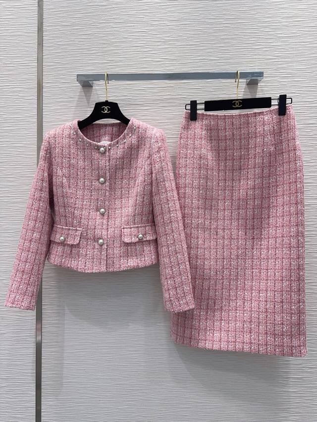 Chane* 2025Fw新款套装 小香风法式 经典造型 一眼就爱上了，版型设计能很好的修饰颈部线条，上身气质立马提升，定制纽扣，版型上身巨好看，颜色超显白 S