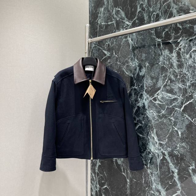 Miu 25秋冬新款 皮领羊毛夹克外套 皮质翻领碰撞甜酷反差感拉满，拉链设计与落肩剪裁释放慵懒气场 胸前立体刺绣徽标于细节处彰显品牌基因。宽松版型包容各种身形，