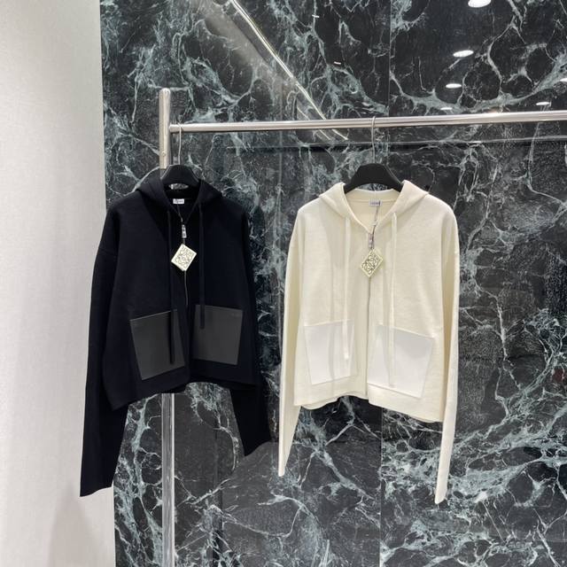 罗意威 25秋冬新款 拉链针织外套 两侧牛皮口袋+压印Logo，低调有质感封。短款拉链设计 通勤休闲都能轻松驾驭。连帽设计增添慵懒氛围，搭配牛仔裤或裙装都很出彩