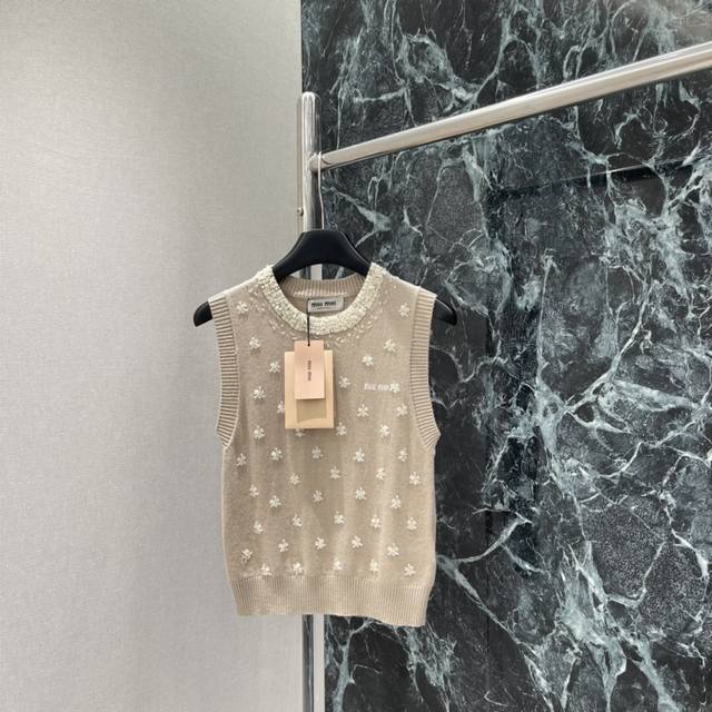 Miu 25秋冬新款 钉珠碎花针织背心 大身环绕脖子以钉珠点缀，内外疏密有致，躯干部分钉珠组合成花朵造型，与胸前字母徽标呼应，增添青春气息，上身减龄洋气，日常通