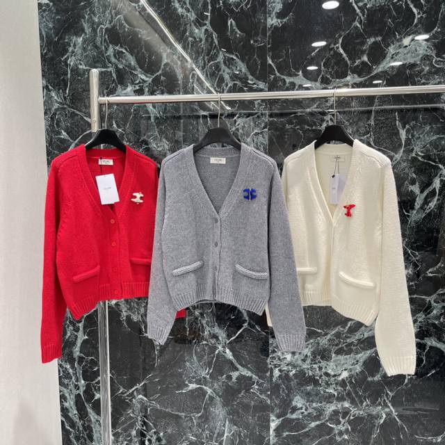 Ce 25秋冬新款 别针标识针织开衫 胸口配有撞色别针 凯旋门造型 打造松弛风格 彰显品牌调性 羊毛针织面料 保暖舒适 常规版型 秋冬日常简约百搭款！三个色Sm