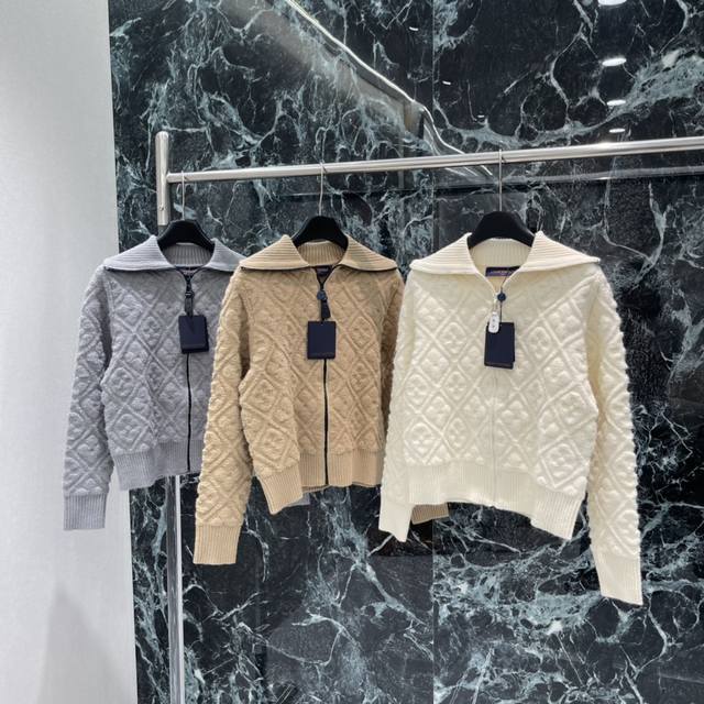 路易 25秋冬新款 老花提花针织开衫 经典老花提花点缀 辨识度超高高品质羊绒混纺，柔软又保暖，秋冬穿超舒服 短款剪裁显身材，日常通勤或滑雪后都能轻松驾驭 优雅休