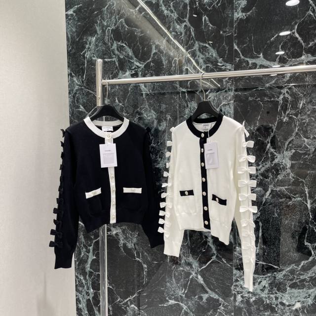 小香 25秋冬新款 蝴蝶结针织开衫 袖子蝴蝶结点缀，优雅又俏皮金属纽扣精致，细节满分计。柔软针织面料，春秋穿超舒服，单穿或叠搭都很出彩，配半裙、牛仔裤都好看~经