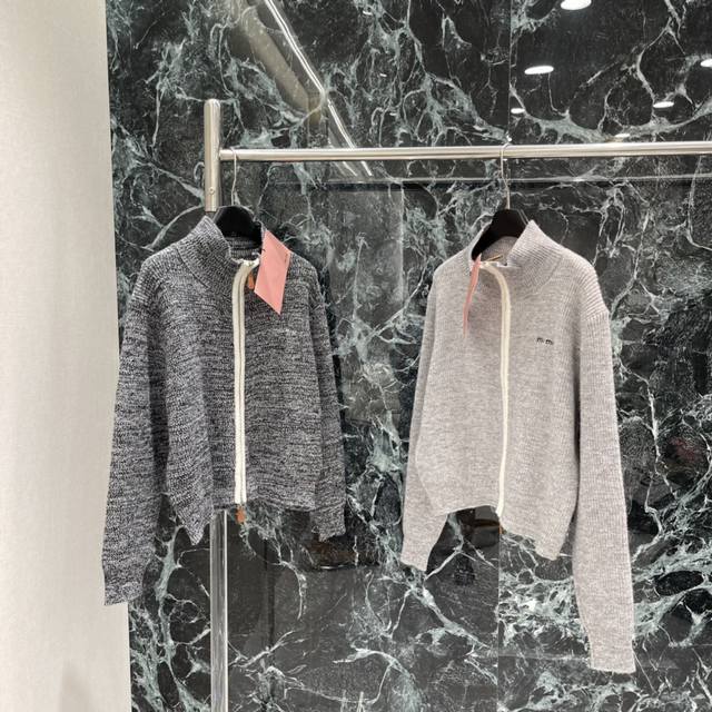 Miu 25秋冬新款 针织拉链毛衣 休闲感十足 袖口和下摆自然垂坠随性又高级 搭配牛仔裤或休闲裤都很Ok 通勤休闲都能穿。都市简约风，舒适又时髦，轻松打造松弛感