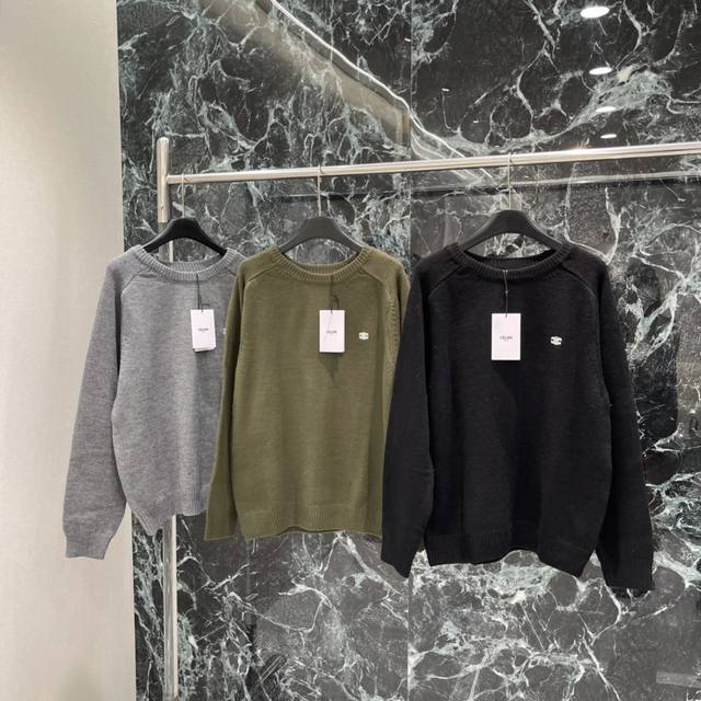 Ce 25秋冬新款 圆领针织毛衣 胸前经典刺绣凯旋门微标 简约大方 低调又有辨识度计。3个颜色都很百搭耐看配牛仔裤或休闲裤都很出彩，通勤休闲都能穿。三个色Sml