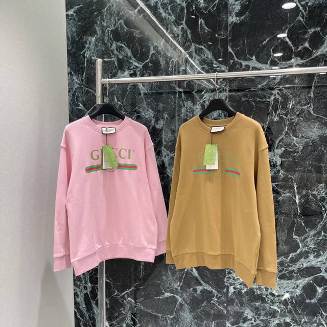 G家 25秋冬新款 徽标圆领卫衣 正面绿色红绿织带Gg徽标，品牌感满满计 宽松版型 袖口和下摆罗纹收口，保暖又贴合 搭配牛仔裤或运动裤都很出彩，轻松打造时尚休闲