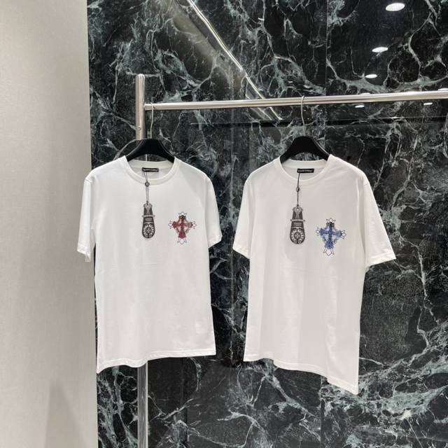克罗心 25秋冬新款 十字架印花短袖T恤胸前背部钉珠十字架+格纹元素 点线面结合 视觉冲击力满分计 纯棉材质 Oversize版型 适合各种身材 细节控放心入手
