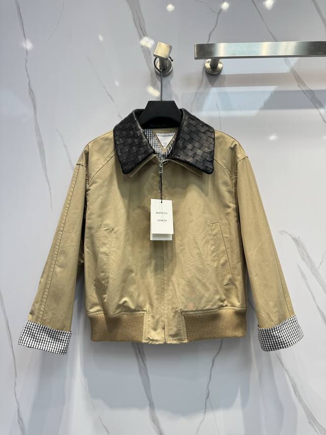 特 Bv简介｜2025春装新品 风衣本季度最佳外套单品！原版订制 复古丹宁巴恩风 混种羊绒面编织拼接面料 版型不挑人百搭又时髦！ Material 材质 皮面：