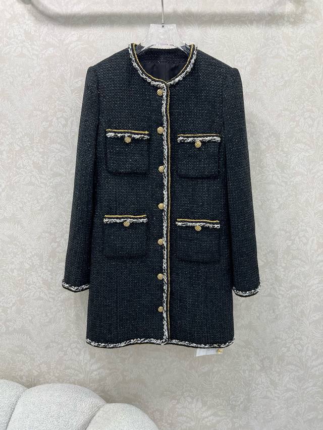 Chan*L 25新款圆领捆边编织洋装长款 定制进口粗纺羊毛呢材质，百分百真丝内衬 质感高级，品相十足，圆领洋装长款版型，垫肩设计贴合人体，更显身姿纤细挺拔，大