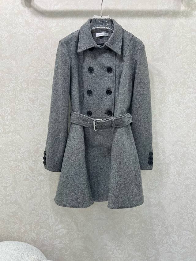 Dio*25新款翻领双排扣腰带连衣裙 简约大气，定制五金 高级洋气，廓形修腰版型，真上身显示完美线条感，增添高贵优雅，通勤与出席重要场合，展现奢华品味 搭配本布