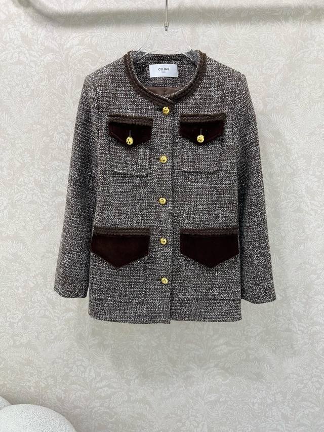 Celin*25新款圆领拼麂皮绒外套 进口粗纺含羊毛材质 领口以及口袋边编织皮革装饰 质感高级 品相十足 圆领洋装外套版型 正肩垫肩设计贴合人体 更显身姿纤细挺