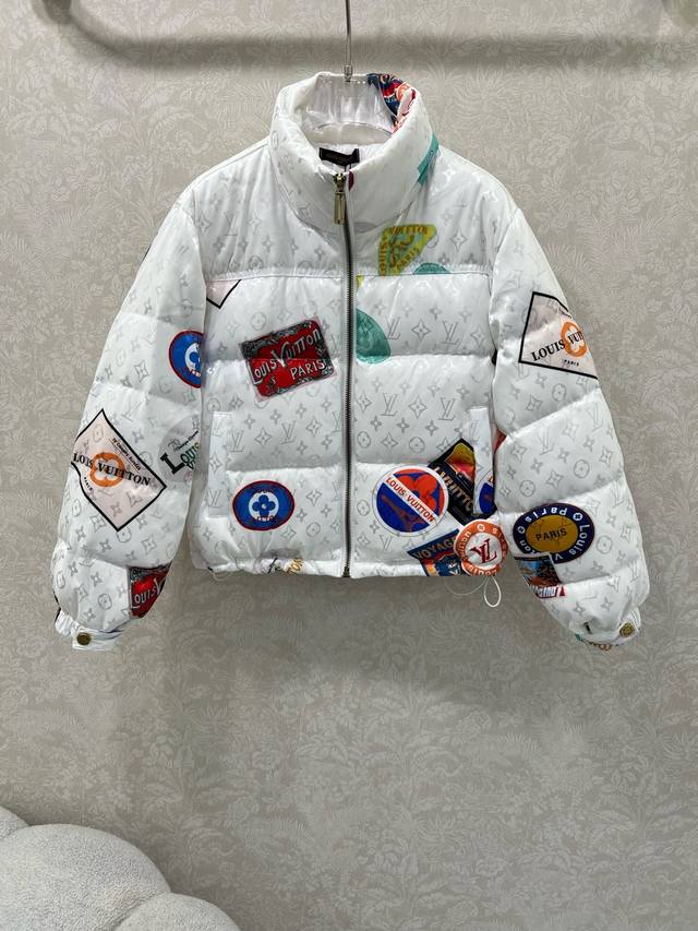 Louis Vuitt*N25新款小立领徽章羽绒外套 定制Yb防风防水尼龙材质 90白鸭绒填充内里 整件轻盈保暖 短款外套版型 暖和不显臃肿 穿搭性更强 长条压