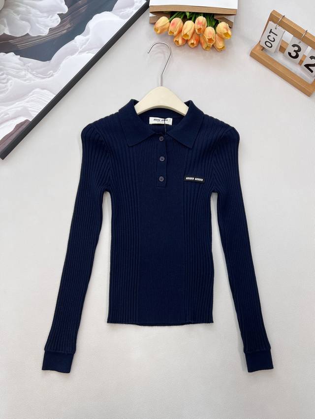 Miumiu25Fw秋冬新款微标贴片羊毛针织长袖打底衫丨独家高版出品！采用羊毛针织面料，自带云朵般软糯触感，细腻亲肤不扎身；胸前字母贴片，修身微弹剪裁，贴合身形
