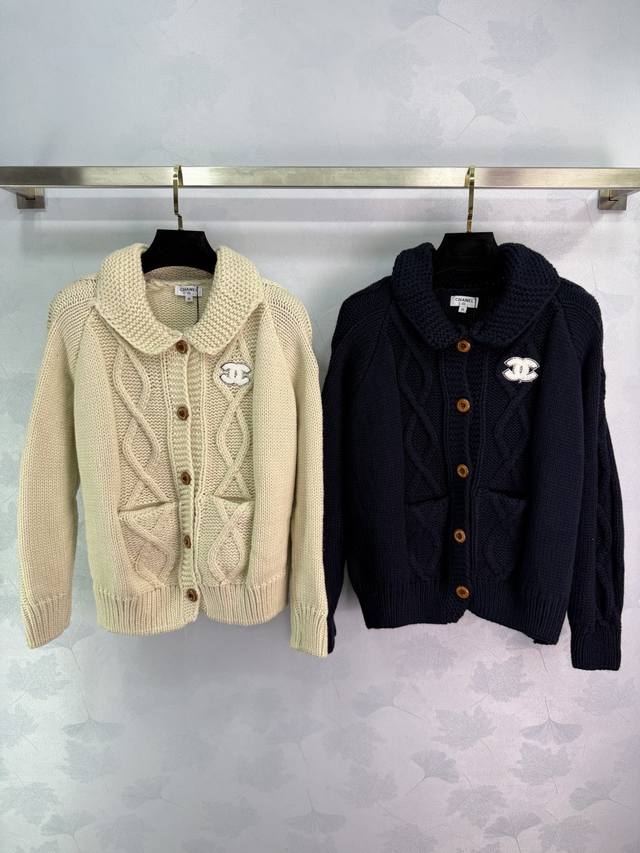 Ch*25秋冬新款麻花开衫 粗棒针工艺+复古翻领，细节有木质纽扣和大口袋，实用又有设计感 。柔软羊毛混纺，秋冬穿超保暖单穿Or叠搭都Ok，配牛仔裤、灯芯绒裤或半